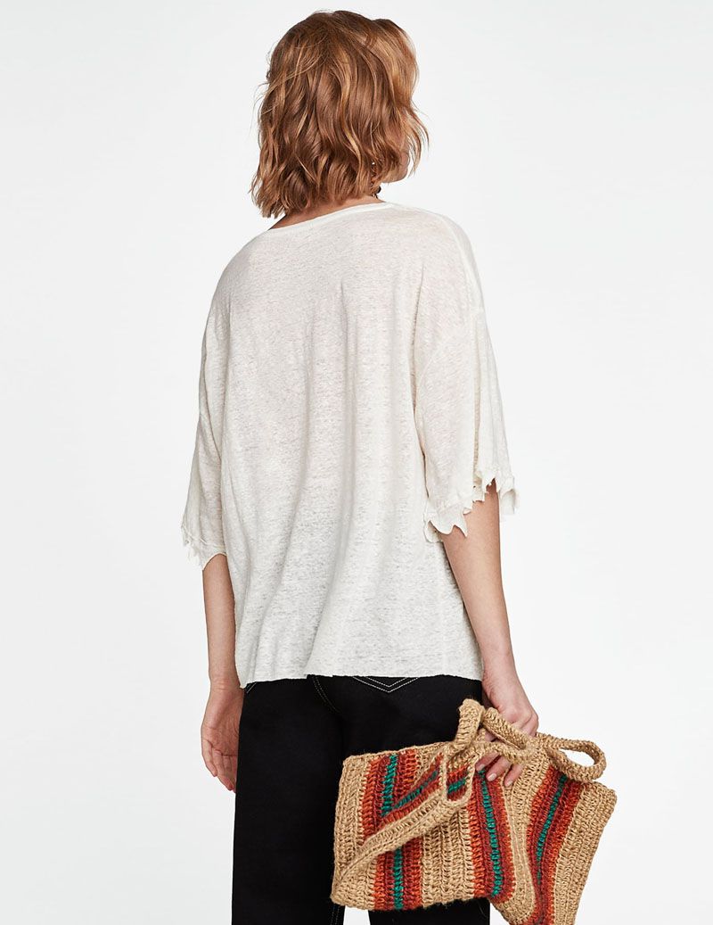 Linen T-Shirt with Ripped Trym - الصورة 2