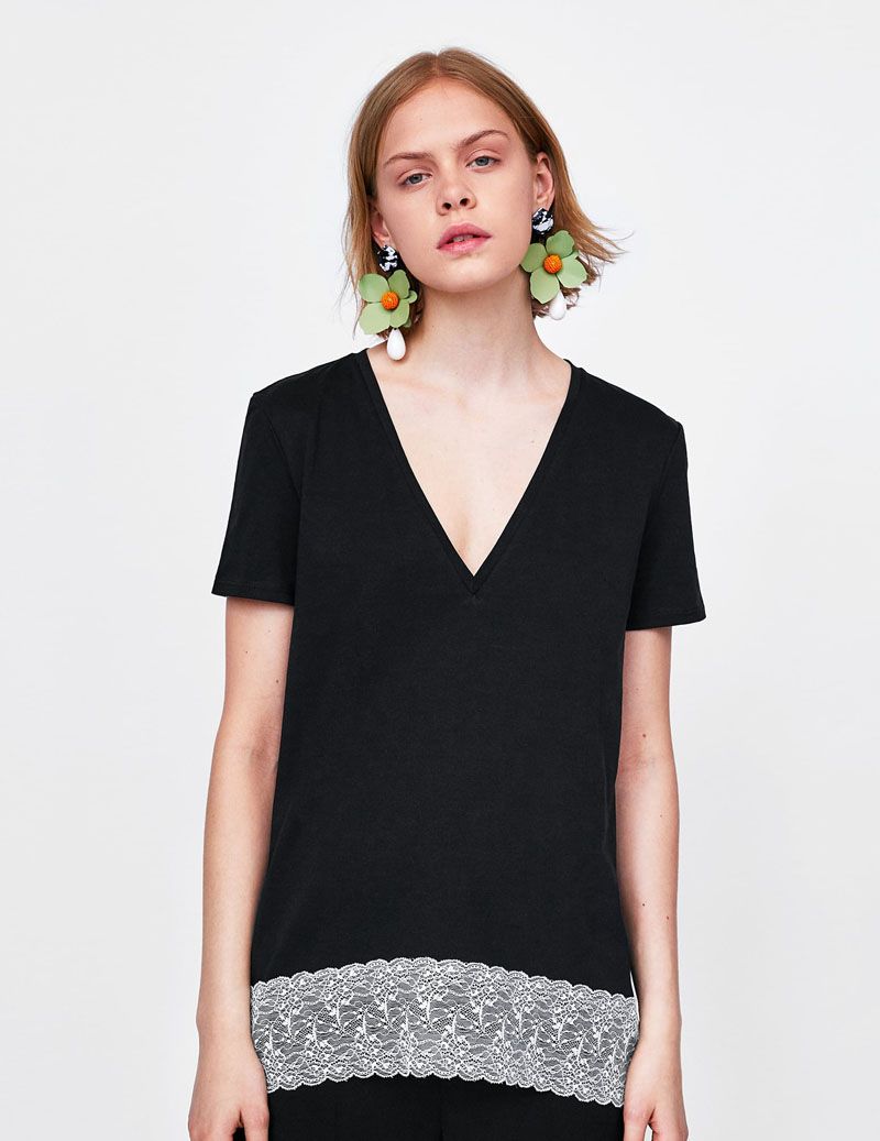 T-Shirt With Lace Appliques - الصورة 5