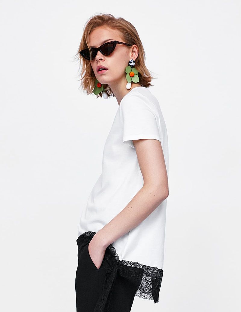 T-Shirt With Lace Appliques - الصورة 2